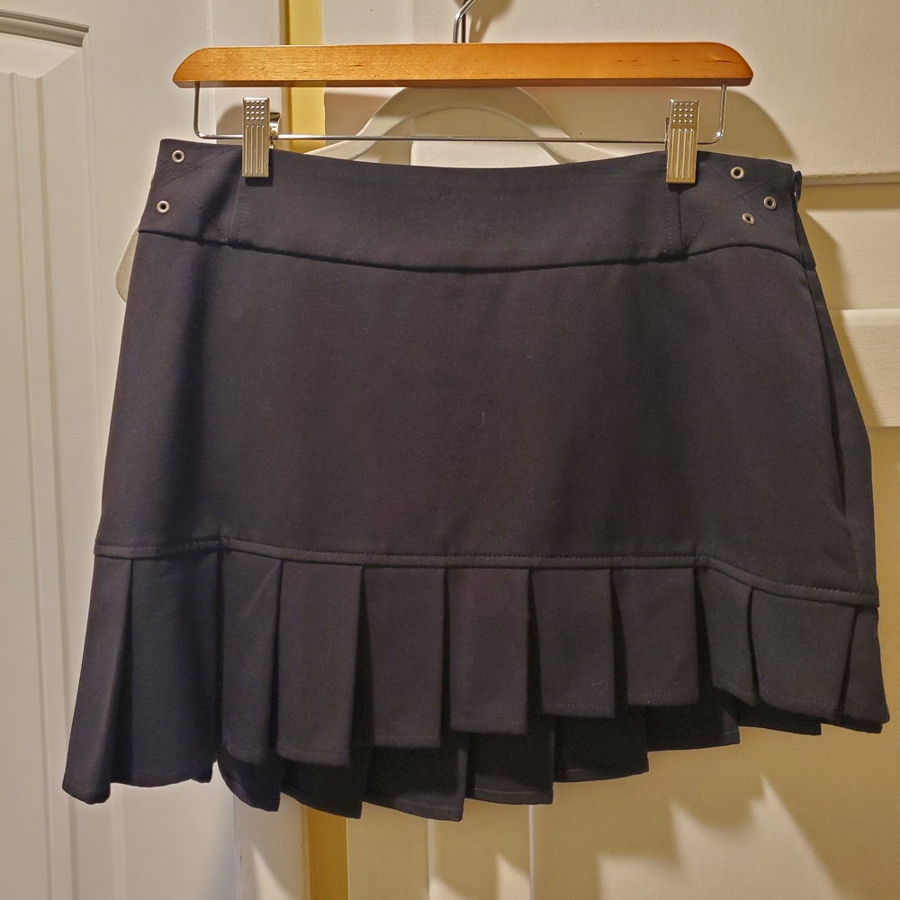 Sexy Guess Black Mini Skirt with Pleats
